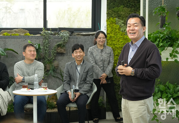 이재준 수원 시장이 6일 오전 수원 시청을 방문한 서울대학교 환경대학원 ESG 전문가 과정 제3기 펠로우들을 위해 수원시 ESG 경영 활동 및 주요 시책을 설명하고 있다. /최대성 기자