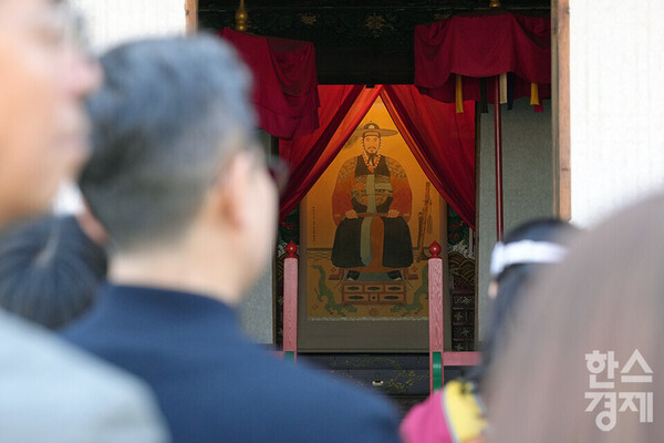 서울대학교 환경대학원 ESG 전문가 과정 제3기 펠로우들이 지난 5일 오후 수원 화령전 운한각 답사를 하고 있다. 사진은 정조의 어진. /최대성 기자