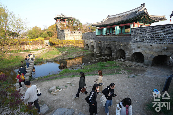 서울대학교 환경대학원 ESG 전문가 과정 제3기 펠로우들이 지난 5일 오후 수원 화성 답사를 하고 있다. 이날 펠로우들은 행궁(화령전), 행궁동 옛길, 화서문, 화홍문으로 이동하며 답사를 진행했다. /최대성 기자 