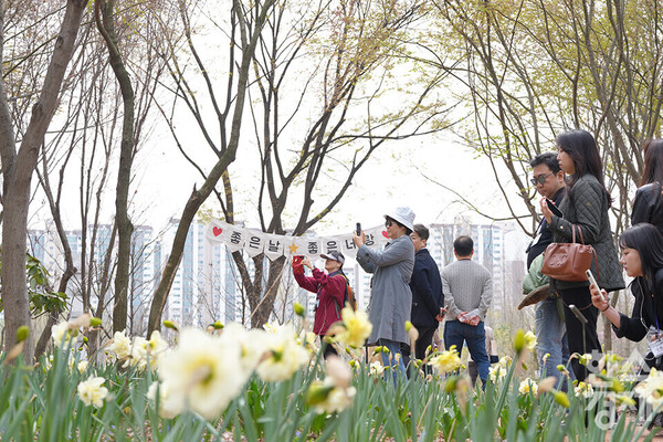 서울대학교 환경대학원 ESG 전문가 과정 제3기 펠로우들이 6일 오전 수원 일월수목원을 답사하고 있다. 지나는 곳곳에 봄꽃이 피어 있다. /최대성 기자