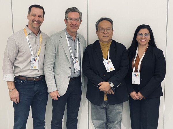 카카오헬스케어 ‘구글 클라우드 넥스트 2024’에서 발표를 진행하고, 글로벌 기업들과 사업 협력을 논의했다.(사진 왼쪽부터) 하이마크 리차드클락 CAO, 구글 롭 버드송 부사장, 카카오헬스케어 황희 대표, 구글 슈에타 마니아 디렉터./ 카카오헬스케어 제공