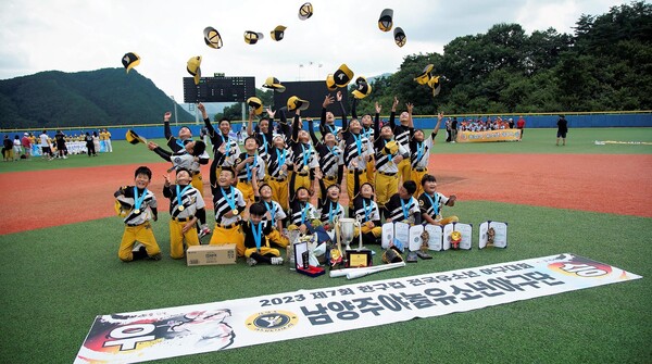 ​지난해 열린 제7회 한국컵 4연패 위업을 이룬 남양주 야놀 유소년야구단. /대한유소년야구연맹