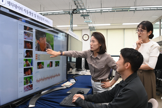 ETRI 연구진이 메타데이터 자동생성 및 영상검색 서비스를 시연하는 장면 / ETRI 제공