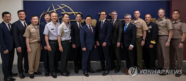  11일(현지시간) 미국 워싱턴D.C에서 개최된 제24차 한미통합국방협의체(KIDD) 회의에서 조창래 대한민국 국방부 국방정책실장과 일라이 래트너 미합중국 국방부 인태안보차관보가 이번 회의에 참가한 한미 국방 관계자들과 기념 촬영하고 있다. /연합뉴스
