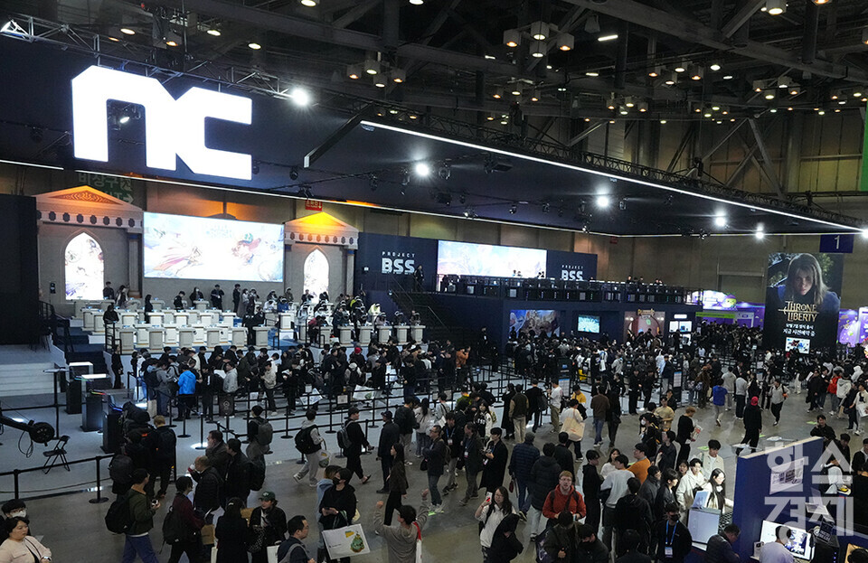 16일 오전 부산 해운대구 벡스코에서 '지스타 2023' 개막했다. 많은 관람객들이 NC소프트 부스서 게임을 체험하고 있다. 총 3250부스가 마련돼 역대 최대 규모로 나흘간 개최되는 이번 행사는 엔씨소프트를 비롯한 주요 게임사들이 신규IP(지식재산권)를 관람객들에게 선보인다. /부산=최대성 기자 dpdaesung@sporbiz.co.kr 2023.11.16.