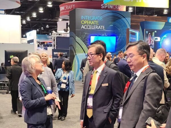 KAI강구영 사장(가운데)이 우주 심포지움에 참석, 해외업체(NASA) 관계자로부터 설명을 듣고 있다. /KAI 제공