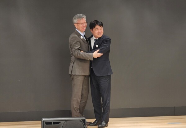 포옹한 김택우 의협 비대위원장과 임현택 의협 차기 당선인. /연합뉴스 제공