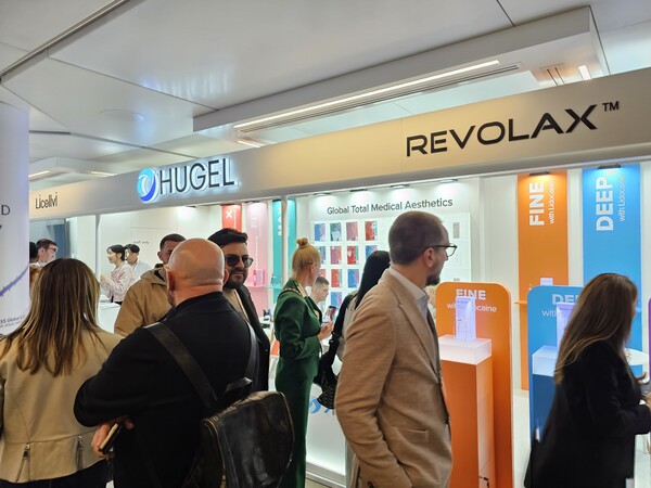 휴젤이 ‘AMWC Monaco 2024’에 참가한 모습. /휴젤 제공