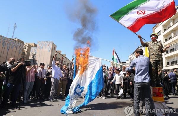 이스라엘과 이란의 갈등이 극단적인 상황으로 치닫고 있는 가운데 중동전쟁으로 확전될 경우 한국 산업도 큰 타격이 불가피할 전망이다. / 연합뉴스