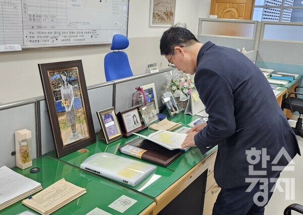 세월호 참사로 희생된 김초원 교사의 아버지 김성욱 씨가 이달 초 '세월호 기억교실'에 방문해 딸의 생전 작업일지를 보고 있다. / 김성욱 씨 제공
