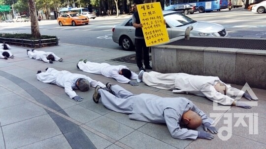 2015년 9월 9일  혜용스님을 비롯한 조계종 노동위원회와 쌍용차 해고노동자들이 세월호 참사로 희생된 김초원, 이지혜 기간제 교사의 순직을 촉구하는 오체투지 기도를 하고 있다. / 조나리 기자