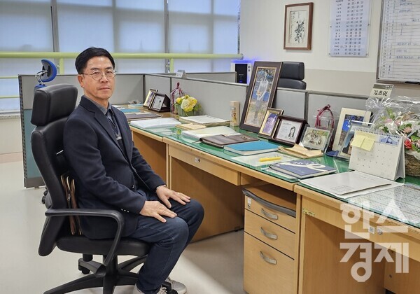 세월호 참사로 희생된 김초원 교사의 아버지 김성욱 씨가 이달 초 '세월호 기억교실'에 방문해 생전 딸이 사용하던 책상 앞에 앉았다. / 김성욱 씨 제공