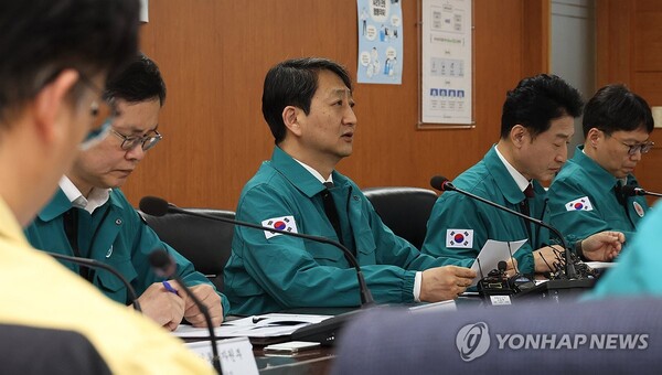 안덕근 산업통상자원부 장관이 15일 서울 종로구 석탄회관에서 열린 석유ㆍ가스 수급현황 긴급 점검회의에서 발언하고 있다. / 연합뉴스