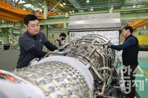 한화에어로스페이스 창원1사업장에서 임직원들이 엔진을 정비하고 있다. / 한화