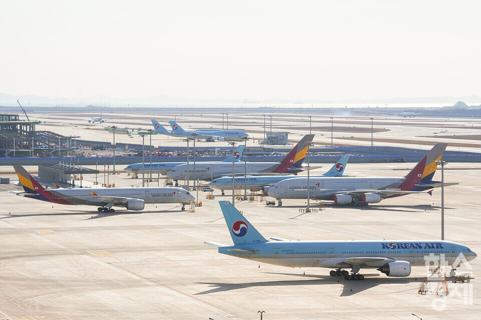 1일 오전 인천 중구 이비스스타일앰배서더 인천에어포트 호텔에서 바라본 인천국제공항 제2터미널에 여객기가 주기돼 있다. /김근현 기자 khkim@sporbiz.co.kr