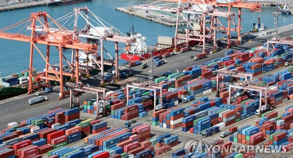 작년 이차전지 수출이 전년 대비 1.5% 감소하면서 2015년 이후 처음으로 역성장한 데에는 K배터리 기업의 ‘해외생산 확대’에 따른 국내 생산비중 감소가 가장 큰 요인으로 작용했다는 분석이 나왔다. / 연합뉴스