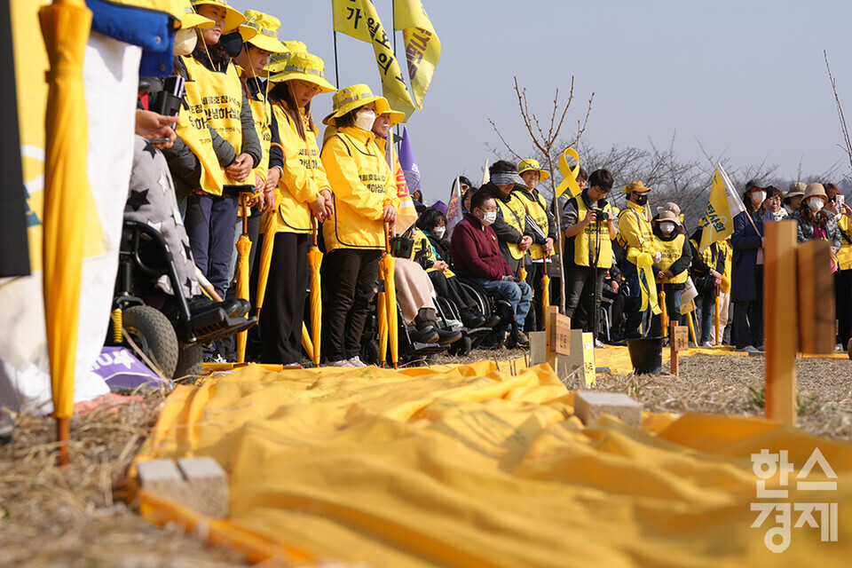 세월호참사 10주기 전국시민행진을 이어가고 있는 세월호 유가족과 시민 등이 15일 오전 안산시 단원구 초지동 소재 화랑유원지 내 4.16생명안전공원 부지에서 행진을 앞두고 열린 행사에 참석하고 있다. /안산=최대성 기자 dpdaesung@sporbiz.co.kr 2024.03.15.