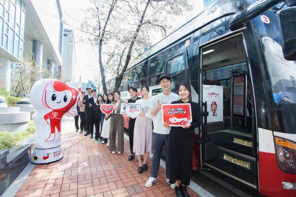 SK플라즈마 구성원이 세계 혈우인의 날을 맞이해 혈우인을 응원하는 팻말을 들고 헌혈 캠페인을 진행하고 있다. / SK플라즈마