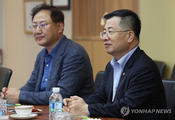 지난 16일 강경성 산업통상자원부 1차관이 16일 충남 서산시에 위치한 미래차 핵심 부품 수출기업 코넥을 방문, 관계자로부터 회사 운영현황 및 애로사항을 청취하고 있다. / 연합뉴스 제공