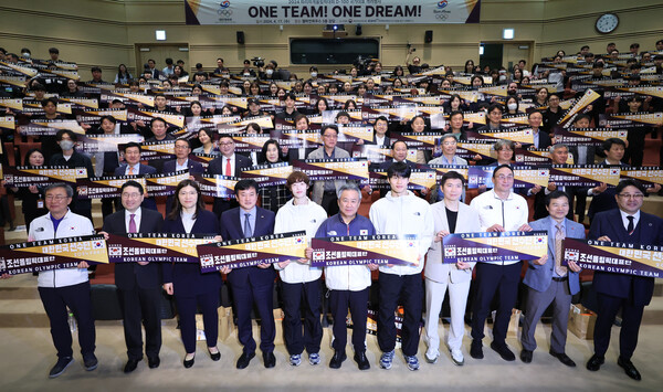 2024 파리 하계올림픽 개막을 100일 앞둔 17일 오전 충북 진천국가대표선수촌 챔피언하우스에서 열린 국가대표 격려 행사에서 이기흥 대한체육회장, 선수단장을 맡은 정강선 전라북도 체육회장, 장재근 선수촌장, 황선우, 이다빈 선수를 비롯한 참석자들이 선전을 다짐하는 퍼포먼스를 하고 있다. /연합뉴스