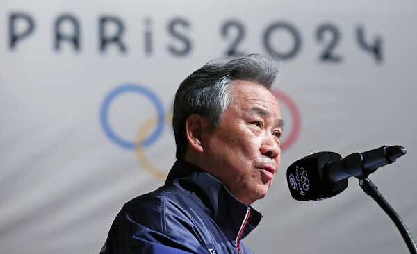 2024 파리 하계올림픽 개막을 100일 앞둔 17일 오전 충북 진천국가대표선수촌 챔피언하우스에서 열린 국가대표 격려 행사에서 이기흥 대한체육회장이 개회사를 하고 있다. /연합뉴스
