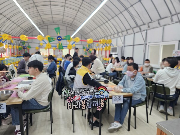 한국동서발전이 장애인의 날을 앞두고 자원봉사 참여 직원과 울산 내 발달장애인이 함께 봄나들이에 나왔다. 발달장애인이 직원과 빵만들기 체험을 하고 있는 모습 / 한국동서발전 제공