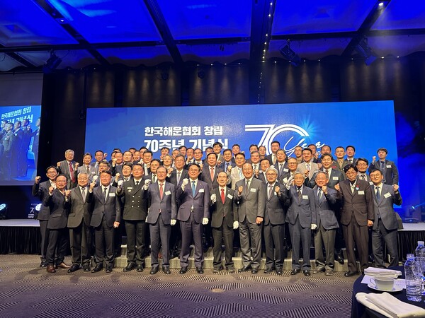 지난 17일 ‘한국해운협회 창립 70주년 기념식'에 참석한 해운업계 관계자들이 기념사진을 촬영하고 있다. / 김우정 기자
