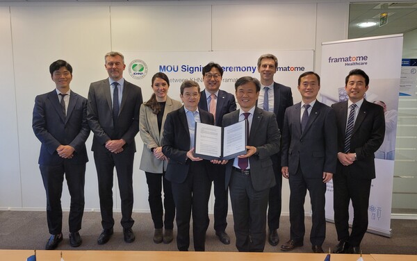 한국수력원자력이 17일(현지시간) 프랑스 프라마톰과 암치료용 동위원소 생산 협력 업무협약을 맺었다. (앞줄 왼쪽 catherine cornand 프라마톰 가동원전 사업본부장, 오른쪽 장희승 한수원 품질기술본부장) / 한수원 제공. 