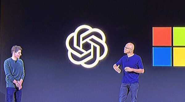 MS 사티아 나델라 CEO(오른쪽)와 오픈AI 샘 올트먼 CEO. / 연합뉴스