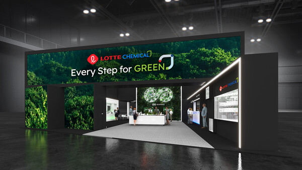 롯데케미칼과 롯데정밀화학이 아시아 최대 규모의 국제 플라스틱 및 고무산업 박람회인 '차이나플라스 2024'에 약 307제곱미터(㎡) 규모로 참가한다. / 롯데케미칼