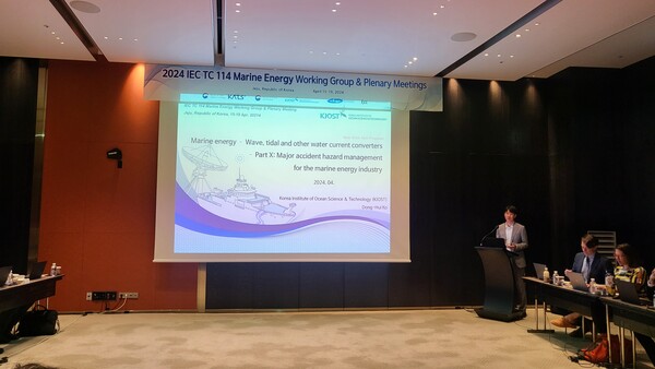 KIOST 해양공간개발·에너지연구부 고동휘 책임연구원이 ‘해양에너지 산업의 중대사고 위험관리’란 주제로 신규 표준을 제안하고 있다. / 한국해양과학기술원(KIOST) 제공