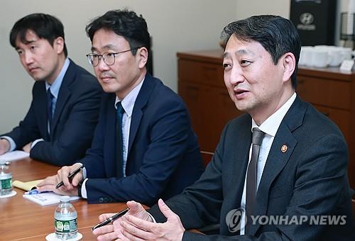 안덕근 산업통상자원부 장관은 19일 방한한 에반 그린버그 한미재계협회 회장과 만나 한미 간 첨단산업, 공급망, 에너지 협력 심화 방안에 대한 의견을 교환했다. / 연합뉴스