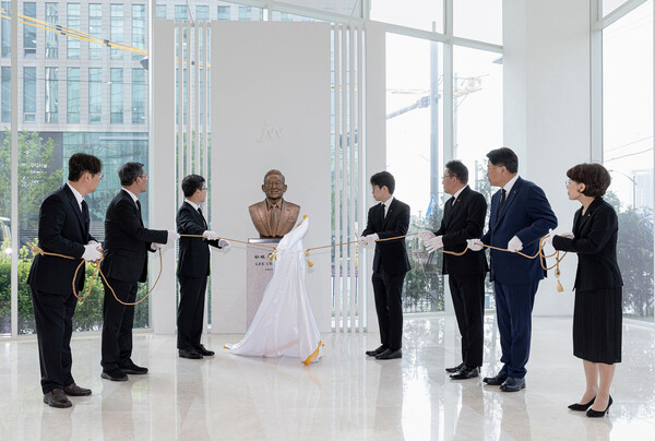 송파(松坡) 이종호 JW그룹 명예회장 흉상 제막식. /JW그룹 제공