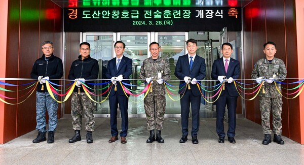 지난달 28일 열린 도산안창호급 전술훈련장 개장식.왼쪽에서 세 번째 박도현 한화시스템 지휘통제사업부문 사업대표, 네 번째 강정호 해군 잠수함사령부 소장(잠수함사령관). /한화시스템 제공