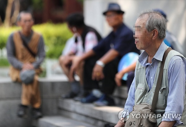 우리나라가 세계에서 가장 빠른 7년 만에 고령사회에서 초고령사회로의 진입을 목전에 두고 있는 가운데 지난 2006년 초고령사회로 전환한 일본 금융시장은 우리나라에 좋은 본보기가 될 수 있다. /연합뉴스