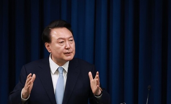 윤석열 대통령이 22일 서울 용산 대통령실 청사에서 홍철호 신임 대통령실 정무수석을 직접 소개하고 있다. /연합뉴스