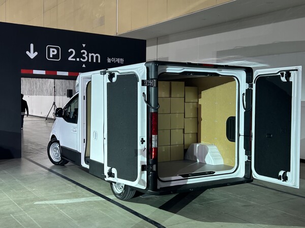 2.3m 층고의 지하주차장에 진입하는 ST1 / 김우정 기자