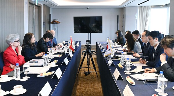 정인교 산업통상자원부 통상교섭본부장이 지난 22일 서울 중구 롯데호텔에서 메리 응 캐나다 통상장관과 양국 간 경제·통상협력 강화방안 등을 논의하고 있다. / 산업부
