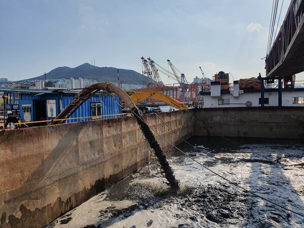 해양환경공단이 지난해 부산 북항에서 해양오염퇴적물 정화사업을 진행 중이다. / 해양환경공단 제공