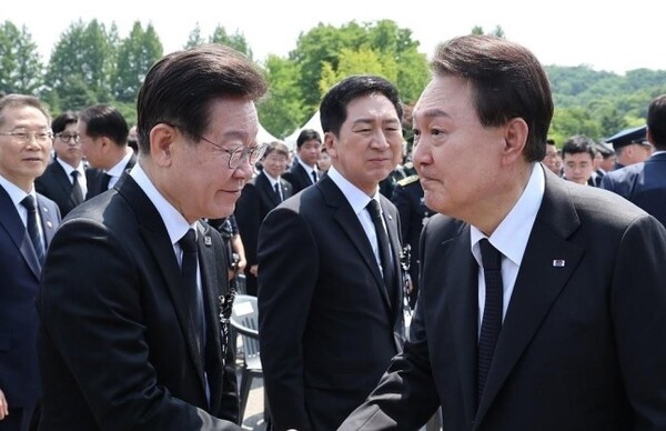 이재명 민주당 대표와 인사하는 윤석열(오른쪽) 대통령의 모습이다. /연합뉴스