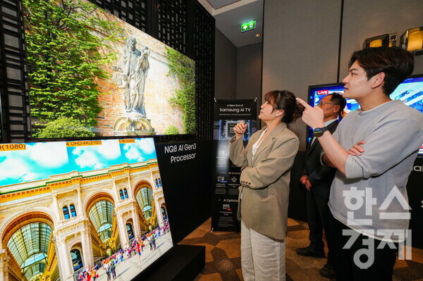 23일(현지시간) 태국 방콕 '2024 동남아 테크세미나'에서 참석자들이 삼성전자 2024년형 Neo QLED 8K 신제품을 살펴보고 있다. / 삼성전자