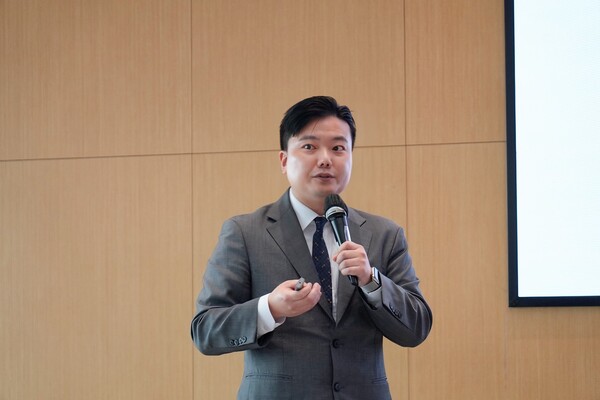 23일 열린 우즈벡 아웃소싱 콘퍼런스서 발표 중인 이광헌 한컴아카데미 대표./ 한글과컴퓨터 제공