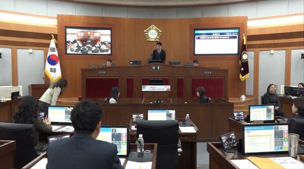 성길용 의장의 위압적인 명령에 직원이 마이크를 꺼버린 뒤 끝까지 발언을 이어가려 했지만 조 의원은 결국 발언대에서 내려와야만 했다./ 김두일 기자