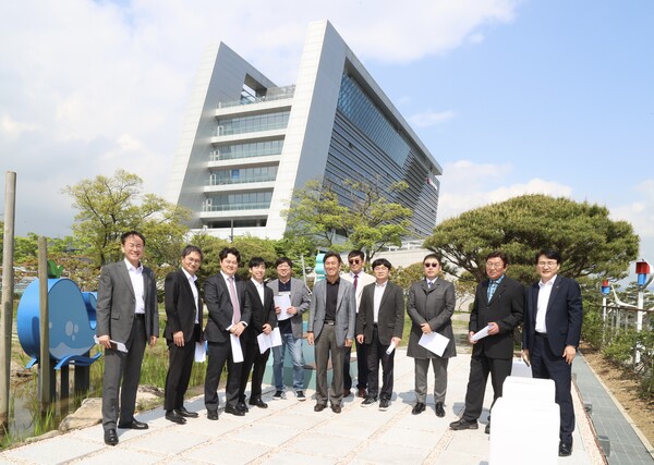 에너지효율 임팩트 얼라이언스 구축 업무협약식에 앞서 참석자들이 동서발전  에너지테마파크를 관람하는 중 기념사진을 촬영하는 모습./한국동서발전
