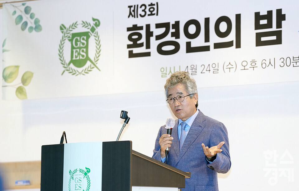 (주)지비엠아이엔씨 방기석 대표가 24일 오후 서울대학교 환경대학원 글로컬홀에서 열린 '제3회 환경인의 밤' 행사에서 '나의 삶과 환경대학원'이란 주제로 강연하고 있다. /최대성 기자 dpdaesung@sporbiz.co.kr 2024.04.24.