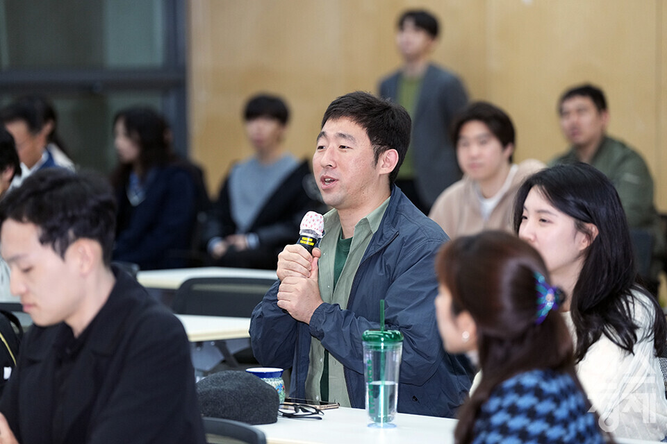 24일 오후 서울대학교 환경대학원 글로컬홀에서 '제3회 환경인의 밤' 행사가 열리고 있다. 한 환경대학원생이 '제3회 환경인의 밤, 자랑스런 동문과의 대화'에 참석해 질문하고 있다. /최대성 기자 dpdaesung@sporbiz.co.kr 2024.04.24.
