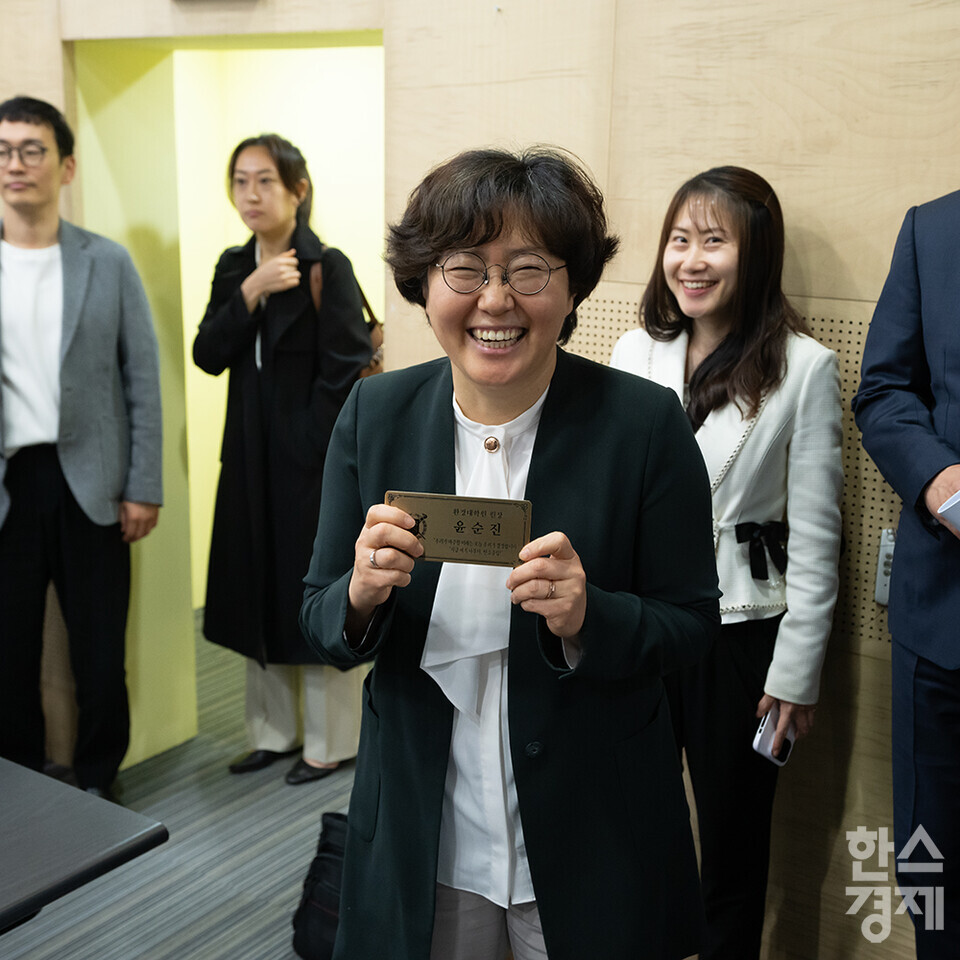 24일 오후 서울대학교 환경대학원 103호에서 탄소중립 환경기금 100년의 희망 캠페인의 일환으로 추진하는 '동문 성함과 말씀 새기기' 현판식이 진행되고 있다. 윤순진 환경대학원 원장이 현판을 들고 활짝 웃고 있다. /최대성 기자 dpdaesung@sporbiz.co.kr 2024.04.24.