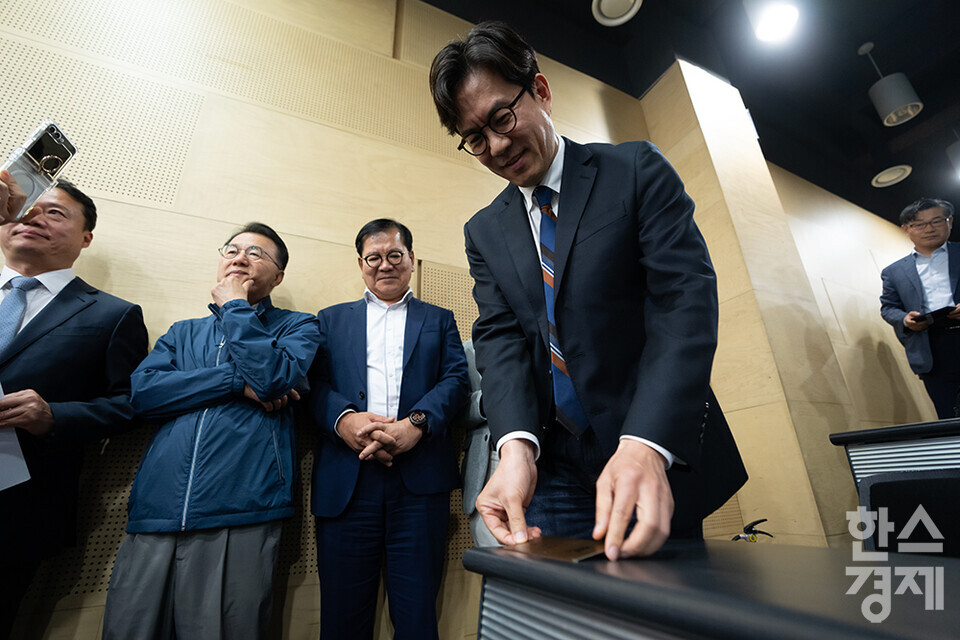 24일 오후 서울대학교 환경대학원 103호에서 탄소중립 환경기금 100년의 희망 캠페인의 일환으로 추진하는 '동문 성함과 말씀 새기기' 현판식이 진행되고 있다. 김경민 환경대학원 교수가 현판을 테이블에 붙이고 있다. /최대성 기자 dpdaesung@sporbiz.co.kr 2024.04.24.