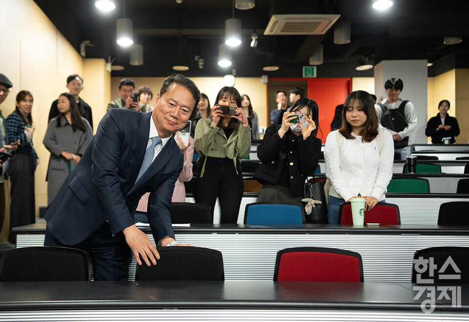 24일 오후 서울대학교 환경대학원 103호에서 탄소중립 환경기금 100년의 희망 캠페인의 일환으로 추진하는 '동문 성함과 말씀 새기기' 현판식이 진행되고 있다. 문길주(도시·환경 미래전략과정 36기) 동문이 현판을 테이블에 붙이고 있다. /최대성 기자 dpdaesung@sporbiz.co.kr 2024.04.24.