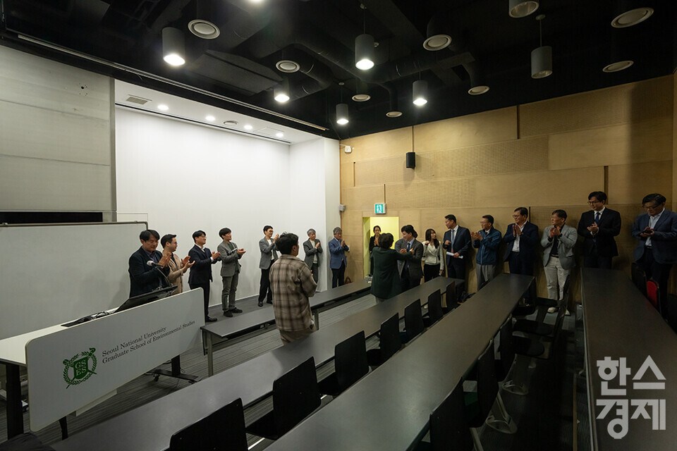 24일 오후 서울대학교 환경대학원 103호에서 탄소중립 환경기금 100년의 희망 캠페인의 일환으로 추진하는 '동문 성함과 말씀 새기기' 현판식이 진행되고 있다. /최대성 기자 dpdaesung@sporbiz.co.kr 2024.04.24.